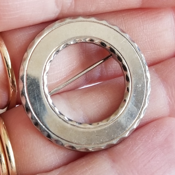 Vintage open circle brooch silver tone pin - Picture 2 of 5